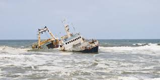 Beberapa puluh mobil yang diangkut kapal motor rafelia 2 turut terbenam di selat bali, jumat (4/3/2016). Kapal Karam Di Selat Bali Lalu Lintas Laut Tetap Lancar Merdeka Com