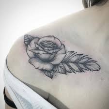 A tattoo traz a representação da rosa vermelha. Tatuagem De Pena 90 Artes Incriveis Para Voce Se Inspirar