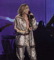 In addition to opening the episode with a sweet mother's day tribute and reminding us of her acting chops in a hilarious chad skit with pete davidson , she also gave two incredibly captivating. Miley Cyrus At Saturday Night Live 12 15 2018 Hawtcelebs