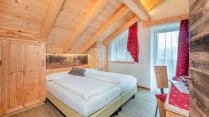 La fermata dello skibus, è adiacente alla porta d'ingresso. Agriturismo Alta Badia Appartamenti La Val Ciasa Raut