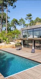 Une Villa D Architecte En Cedre Rouge Une Magnifique Piscine Le Tout Niche D Un Ecrin De Verdure En Pleine Nature Decoration Exterieur Verdure Cap Ferret