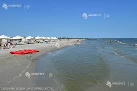 Hotel amiral mamaia 4 stele este situat in zona de nord a statiunii, fiind unul dintre putinele hoteluri de pe litoral cu iesire directa pe plaja. Reportaj Tulcea O SingurÄƒ TerasÄƒ De Pe Plaja Din Sulina Are AutorizaÅ£ie De Mediu Pentru FuncÅ£ionare Agerpres ActualizeazÄƒ Lumea