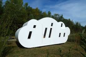 Business Cloud Urban Refuge In Acquitaine Made Of Wood And Plexiglass For Visitors To Be Part Of The Work By Zebra Nuage Formes De Nuage Maison Insolite