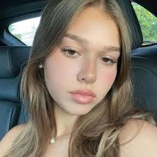 Hi!! I'm Fallon Hayes, from Traverse City, MI. PR major. I love rooftop  dinners, iced chai, thrifting, and making every little thing feel like a  photoshoot. snap: fallon.hayes0