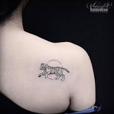 Black And Grey Tiger Tattoo On The Right Shoulder Blade By Andrew Szkotti Tattoos Tiger Tattoo Tiger Tattoo Small