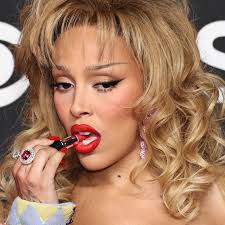 No, Doja Cat Didn't Actually Eat Lipstick at the VMAs