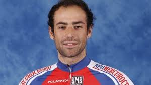 Wielrenner Appollonio loopt tegen de lamp