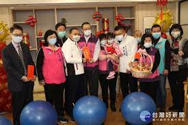 ― child, have some more to eat. æ˜¥ç¯€æ…°å•æ‰˜è‚²åŠæ‰˜è€ä¸­å¿ƒä¾¯å‹å®œé€å°æœ‹å‹ç´…åŒ…èˆ‡é•·è¼©å¯«æ˜¥è¯ Yahooå¥‡æ'©æ±½è»Šæ©Ÿè»Š