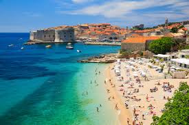Het land heeft 4.475.611 inwoners. Banje Strand Dubrovnik Kroatie 24tripper