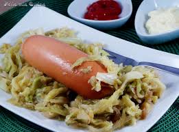 Posizionarci due wurstel uno accanto allaltro e arrotolarci la pasta sfoglia facendola arrivare poco più sotto dei due wurstel continuare questo passaggio con tutti i wurstel rimasti deve venire fuori un rettangolo compatto. Wurstel Con Verza Stufata Miriam Nella Mia Cucina