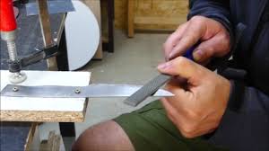 Sie müssen getreu dem thema jener ausstellungsfertigen kleidung ausgewählt werden. Ein Messer Aus Einem Sageblatt Und Einem Fichtenzapfen Selber Bauen Baue Dir Deine Designmobel Einfach Selbst Diy