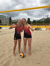 Beachvolleyball, variante des volleyballspiels für zwei mannschaften zu je zwei spielern, die auf sand gespielt wird. 3rus3t2xtklf1m
