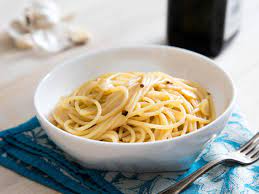 Mentre la pasta cuoce si mettono a soffriggere in olio di oliva tradizionale due spicchi d'aglio privati dell'anima centrale, si aggiunge. Aglio E Olio The One Pasta Sauce You Absolutely Must Know Serious Eats