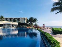 The Infinity Pool At Dreams Riviera Cancun Looks Out Right Over The Water Dreams Riviera Cancun Resort Riviera Cancun Resort Cancun Resorts