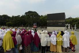 Wukuf di padang arafah, yaitu berhenti sebentar di padang arafah pada tanggal 9 zulhijah. Syarat Rukun Dan Wajib Haji Yang Perlu Diketahui Jamaah Republika Online