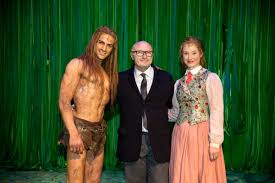Clayton reveals his plan to tarzan manages to escape with the help of terk and tantor and returns to the jungle to save the gorillas. Grandiose Premiere An Der Liane Tarzan Ab Jetzt In Stuttgart Disneys Musical Tarzan Presseportal
