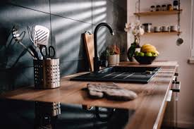 Cocina pequeña en mezcla de blanco y negro para un. Las Cocinas Negras Son Tendencia Serveis Guinardo
