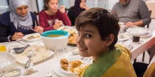 Posisi tangan tidak boleh diletakkan di meja. Adab Makan Dan Minum Dalam Islam Beserta Dalilnya Wajib Diikuti Umat Muslim Merdeka Com