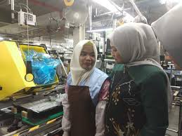 Tercatat ada sekitar 1,35 miliar orang di dunia bisa berbicara bahasa inggris, diikuti bahasa mandarin yang dominan di tiongkok. Menaker Kunjungi Tki Di Pabrik Sony Malaysia