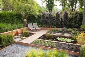 strakke tuin met vijver en houten vlonder in nunspeet tuin tuin ideeen tuinpad