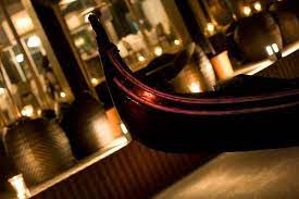 Frumoasa Gondola De La Restaurantul La Gondola Prin Bathroom Bathtub