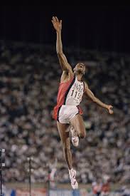 Along with the triple jump, the two events that measure jumping for distance as a group are referred to as the horizontal jumps. Mike Powell Efface Bob Beamon 23 Ans Apres Devant Carl Lewis Invaincu Depuis 10 Ans Weltrekorde Leichtathletik Weitsprung