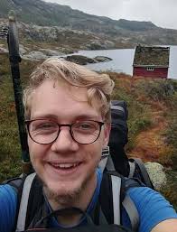 20-årige Daniel Boel Nielsen tog alene til Norge i seks uger for at bo i en  øde hytte uden rindende vand, varme, strøm og uden daglig kontakt til andre  mennesker. Før han