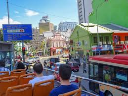 De bussen hebben een capaciteit van 60 zitplaatsen, waarvan er 27 boven in de open lucht kunnen zitten. Two Days Exploring The Best Of Kuala Lumpur Travelkiwis