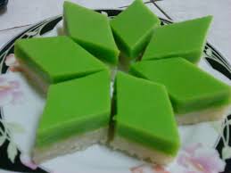 Within the 'peranakan' community, 'kuih seri muka' is made slightly different as the glutinous rice is coloured using butterfly pea flower. Resepi Kuih Seri Muka Mudah