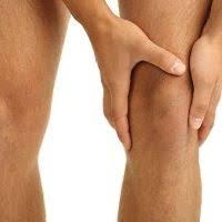 Rechercher une cause mécanique est logique mais, souvent la sensation de blocage s'améliore avec le traitement de la douleur et la ce blocage mécanique est en effet lié à la présence d'un élément dans le genou, appelé corps étranger, qui s'oppose au mouvement du genou, en. Gonalgie Avoir Mal Au Genou D Ou Ca Vient