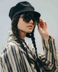 Vendue dans sa boite d'origine avec ses accessoires. 30 Montaigne Les Nouvelles Lunettes De Soleil Dior Viedeluxe Fr