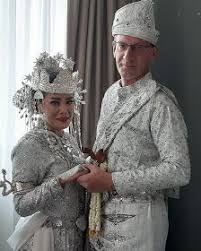 Baju adat kalimantan barat yang satu ini juga dibuat dari bahan dan cara yang sama dengan pakaian pria. 26 Ide Sewa Baju Adat Kalimantan Barat Melayu Pontianak Kalimantan Pengantin Baju Pengantin