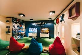 Une Salle De Jeux Rien Qu A Soi De Nombreux Gamers En Revent Mais Par Manque De Place D Ar Salle De Jeux Amenagement Salle De Jeux Decoration Salle De Jeux