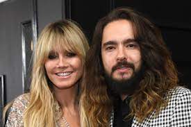 Modelka stihla čosi vopred naznačiť na instagrame, čiže sme vedeli, že kostým bude obsahovať trblietavý trikot a šesť párov vysokých. Heidi Klum Tom Kaulitz Ihr Erster Tag In Berlin Gala De