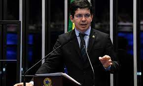 Rodrigues pidió abrir una comisión parlamentaria de investigación (cpi) para analizar la es inaceptable la amenaza de agresión de bolsonaro a randolfe. Wac10qsravoxnm