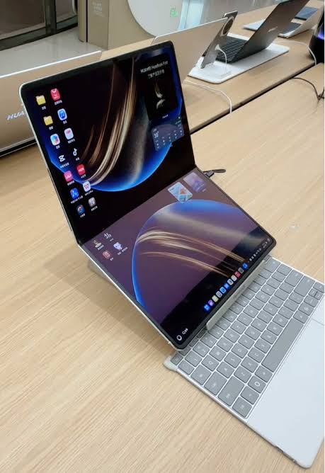 laptop dua layar dari Huawei pakai Harmony OS yang harganya 26,999 Yuan,  atau setara 60,9 juta Rupiah aja.... #TechJournalWisnuKumoro #CurhatGadget  #Huawei #Shanghai