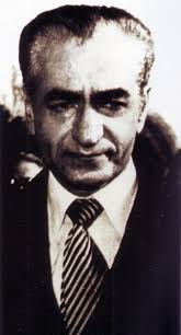 Ang huling Shah ng Iran, si Mohammadreza Shah Pahlavi sa kanyang mga huling  sandali sa Iran. Umiiyak at nagmamakaawa ang mga mataas na opisyal at mga  tagapaglingkod niya na huwag siyang umalis.