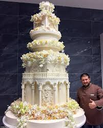 The Wedding Organisers Also Wowed Everyone Present With A Remarkable Cake Made By C Riesige Hochzeitstorten Extravagante Hochzeitstorten Schone Hochzeitstorten