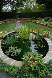 Steingarten Design Mit Einem Kunstlerichem Teich Und Vielen Pflanzen Und Baumen Garten Garten Design Teichlandschafts
