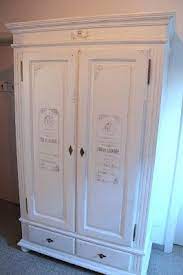 Insgesamt sind für den farbrisseffekt das auftragen von vier schichten farbe notwendig. Diy Shabby Chic Kleiderschrank Einfach Selber Machen Anleitung Shabby Chic Kleiderschrank Shabby Chic Schrank Shabby Chic Zimmer