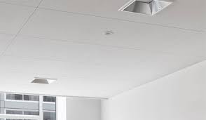 Asma tavanlar evinizdeki her yaşam alanına uyum sağlayabileyen tarzlara sahip oldukları gibi, aynı zamanda ışıklandırmayı daha da modern bir hale getirmek ya da havadan ısıtma ünitelerini gizlemek için de. Rockfon Kayayunu Asma Tavan Sonar Activity Akustik Mimarlik