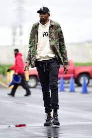 We show you step by step how to shoot a kevin durant style free throw. Kevin Durant Of The Golden State Warriors Arrives To The Arena Before Nba Fashion Nba Outfit Kevin Durant
