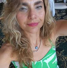 What hair stylists specialize in curly hair and offer at-home prom services?