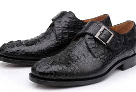 Saya menolong beliau mencari baju kemeja, seluar cutton, tali pinggang serta kasut kulit hitam. Kasut Kulit Rendah Lelaki Kulit Asli Neogard Light Mbs Dan Oren Indy Oren Indie Dengan Penembusan