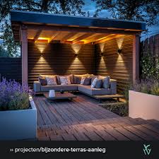 een zithoek is in deze tuin overdekt met een houten verlichte terrasoverkapping de backyard seating area outdoor garden rooms backyard landscaping designs