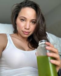 Friendly reminder to eat (or drink) your greens. My personal favorite is  celery juice! Keeps the skin glowing 💚