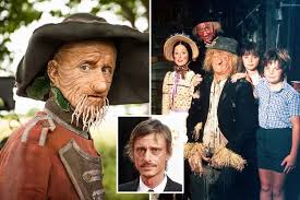 Fri 27 dec 2019 19:00. Mackenzie Crook Looks Unrecognisable As Lovable Scarecrow Worzel Gummidge In The Bbc Christmas Reboot The Sun Celebrity Wshow