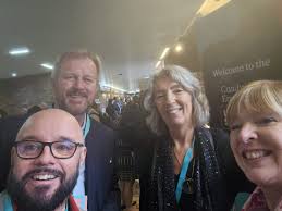 🎉 ¡Noticias desde Cambridge! 🌍 Scott Markham y Alan McDyre, nuestros  embajadores de FECEI han aterrizado en Cambridge y ¡han dejado huella! 📸  En la foto, los vemos junto a Julie Anne