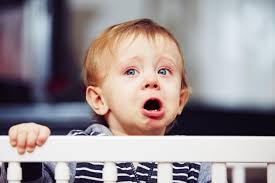 Die einzelnen schlafphasen zu verstehen, hilft uns dabei, richtig zu handeln, wenn das kind ins bett gebracht wird. Ein Baby Und Ein Kleines Kind Zugleich Ins Bett Bringen Brigitte De