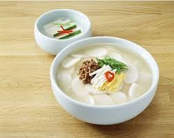 This starchy and soothing bowl of soup is not only a new year's tradition but is a classic comfort food. ë–¡êµ­ì— Oo ë„£ìœ¼ë©´ ê¿€ë§› ë°±ì¢…ì› ê¹€ìˆ˜ë¯¸ ì´í˜œì •í'œ ê¿€íŒ ì€